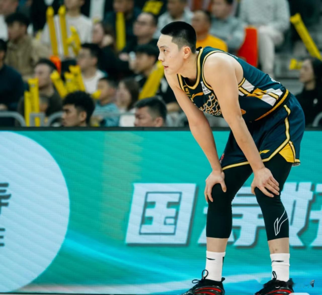 该养伤的不养，该上场的不上，广东队的伤病管理足够业余，每赛季都打成困难局
杜锋最