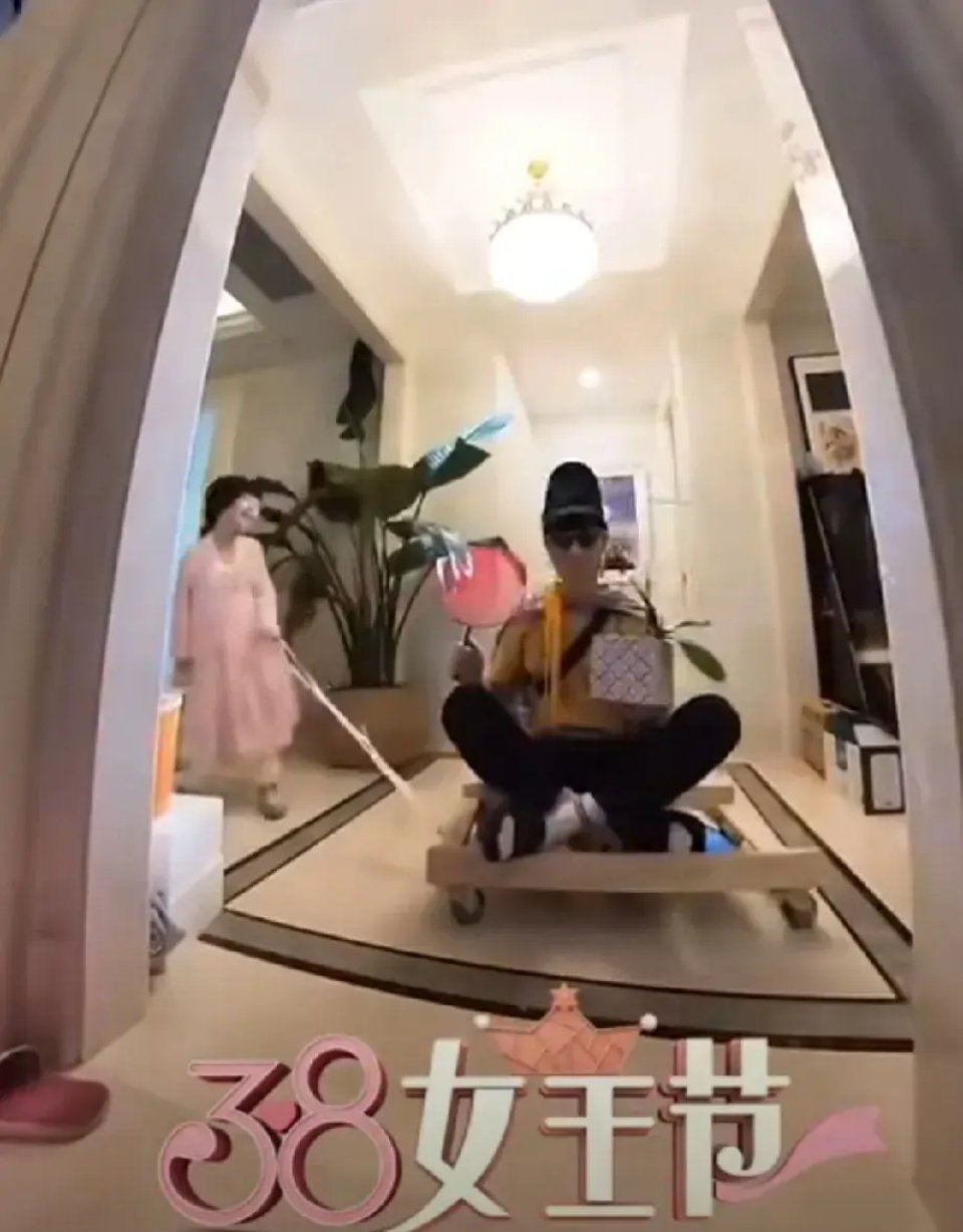#李行亮送麦琳锦旗#李行亮为送锦旗特意打扮了一下，还让女儿配合着，估计这就是一个
