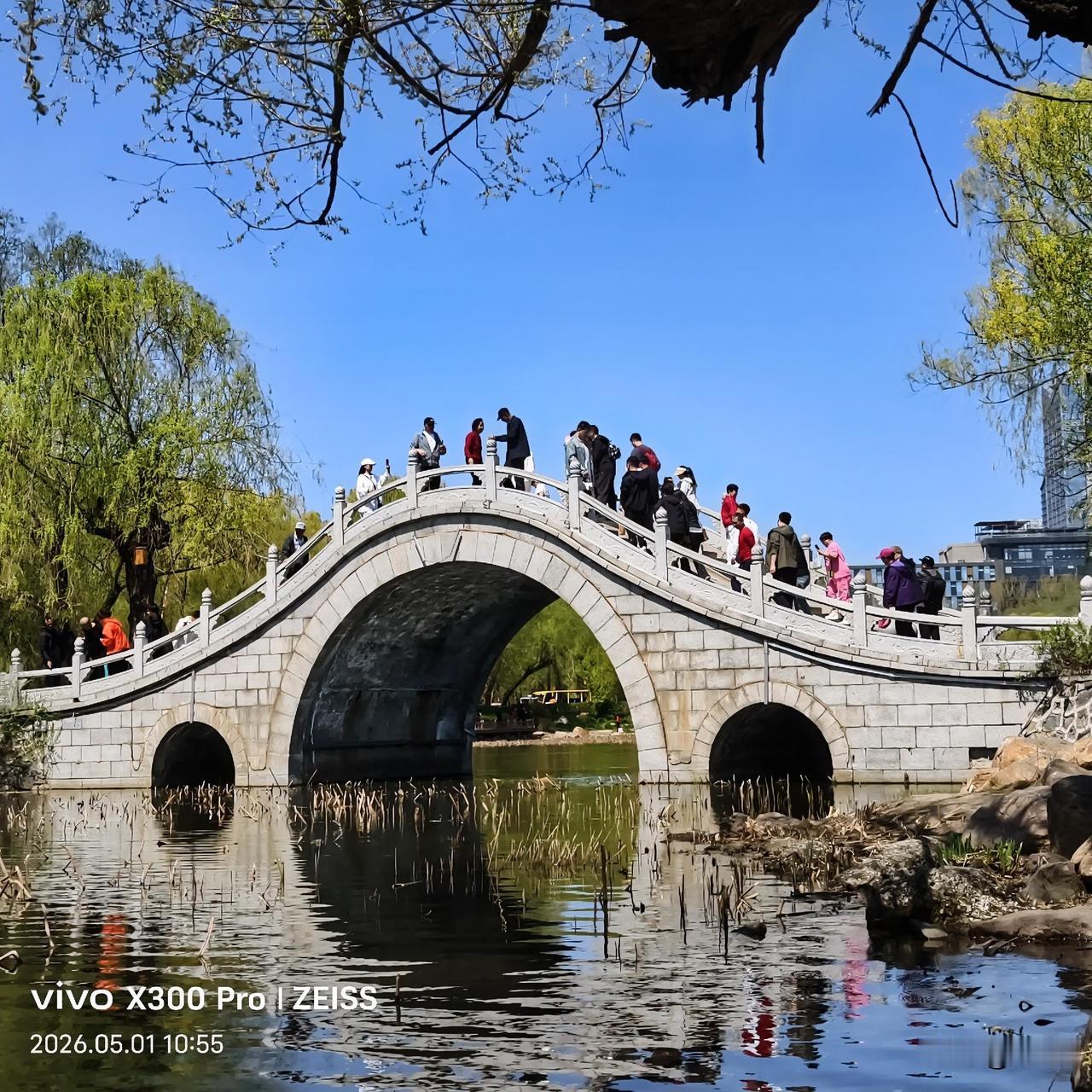长春南湖公园随手拍。
小桥流水，游人观夏日景色。

随手拍一张美景 手机每天随手