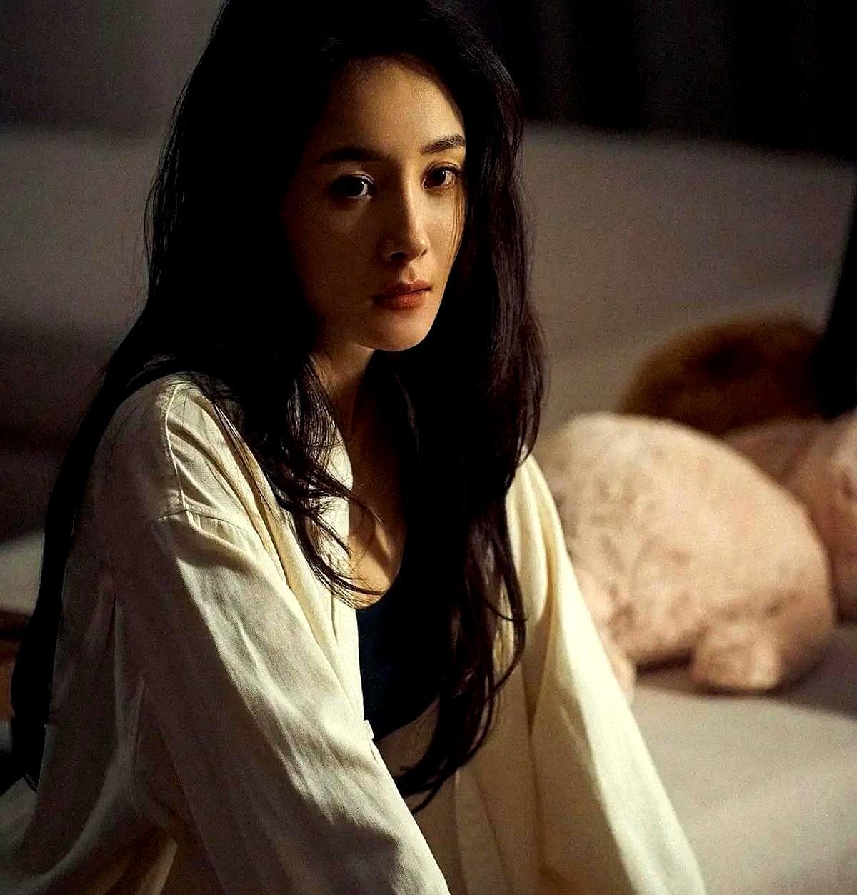 前脚刚教育雷佳音，干我们这行，车不能扎眼，人也一样。后脚杨幂自己，一身猩红紧身旗