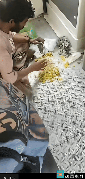 这个印度人震惊亚洲互联网

他在火车上吃饭～直接把食物倒在地板上～搅拌均匀后用手