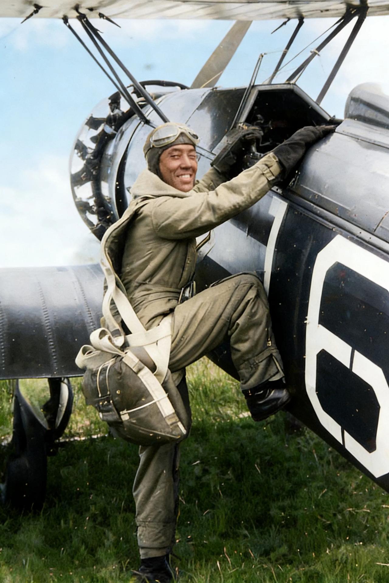 空中红武士刘粹刚！
🔥抗战王牌飞行员刘粹刚：击落11架日机，最后一颗照明弹护僚