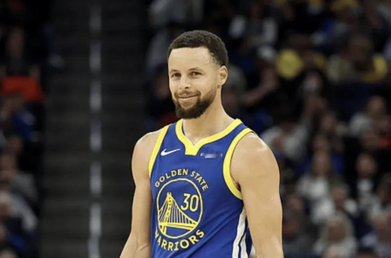 敬业！库里可真的敬业啊！活该他拿NBA第一高薪！
记者：库里赛后一瘸一拐表情痛苦