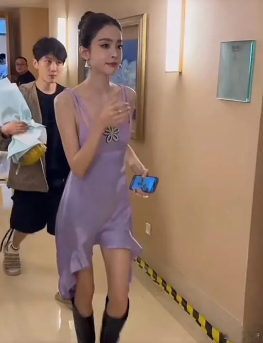 娜扎的身材看起来是那么瘦，脸上却显得肉嘟嘟的。而且呀，感觉她的胸都快没了。这真的