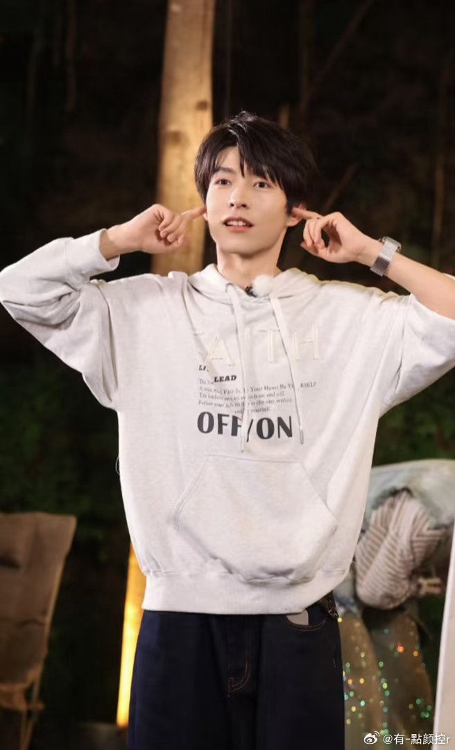 文韬穿上了六年前的睡衣名侦探学院 初亮相那件睡衣又穿上了。第一季的紧张、第九季的