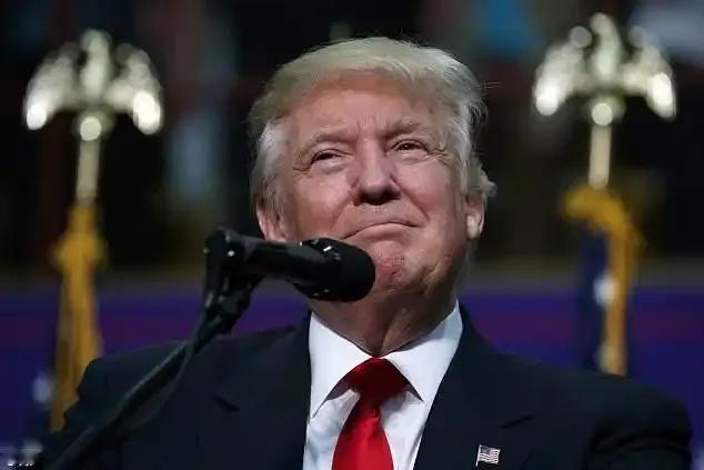 关税战反转了！
 
五年前，特朗普挥舞关税大棒挑起贸易战，全球各国政商界原本以为