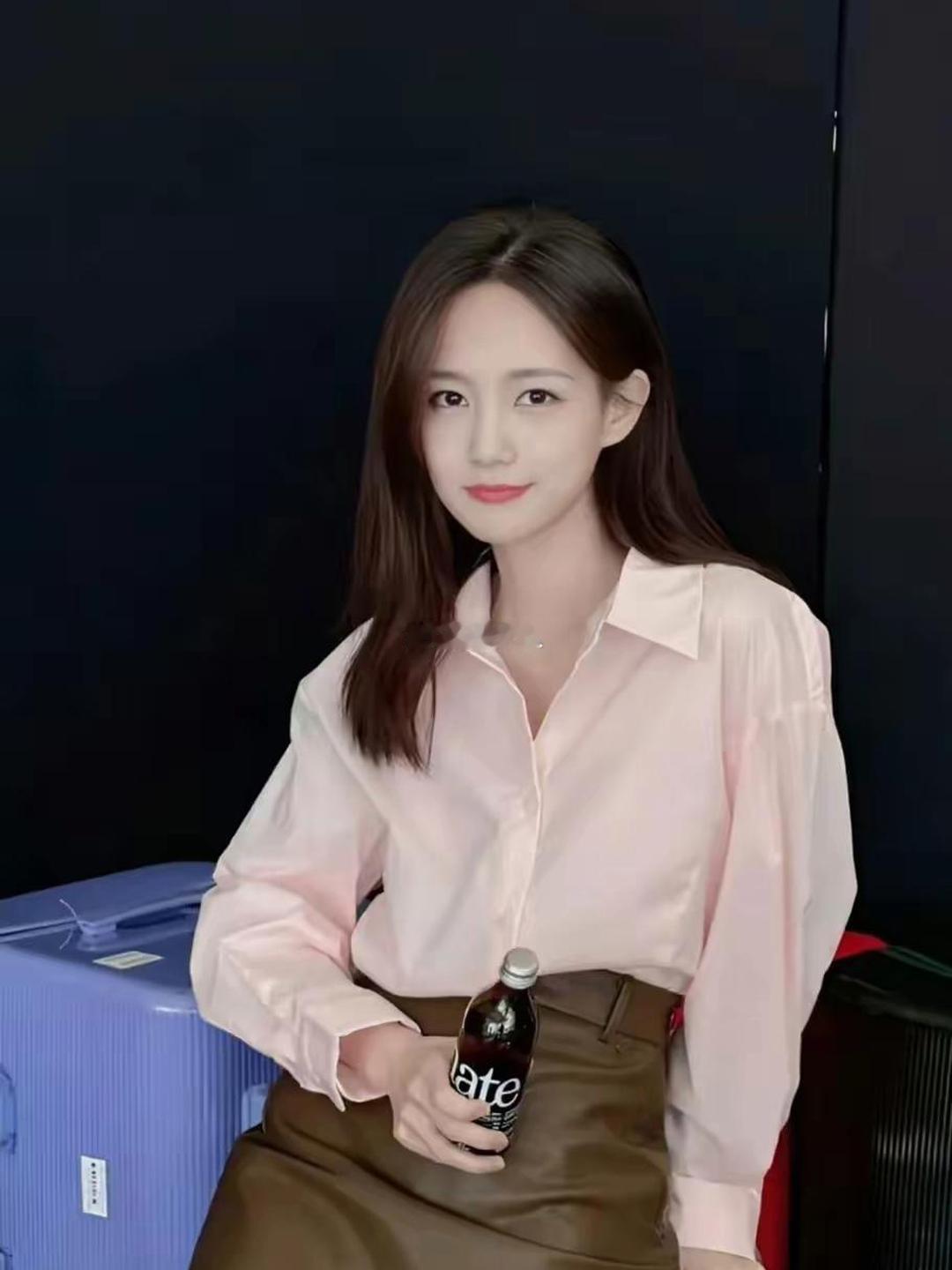 李一桐最新发布的一组性感写真，展现了其独特的魅力与风情。 