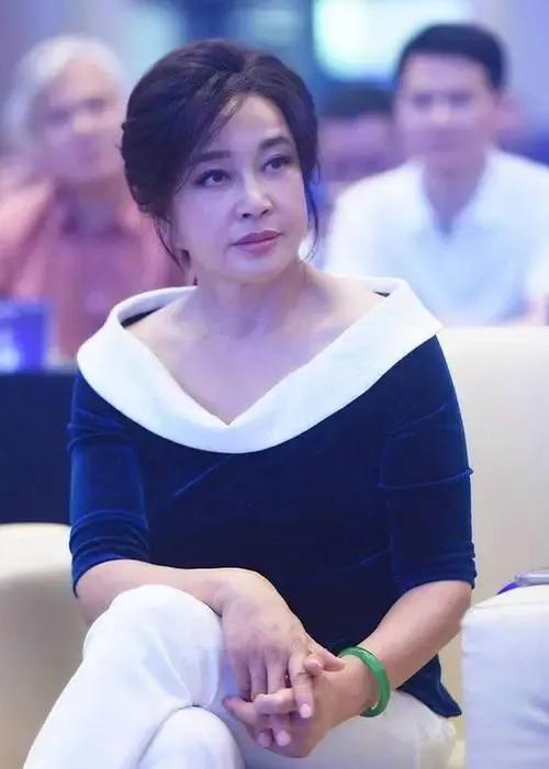 #如何看待71岁刘晓庆扮演少女# 
73岁的刘晓庆，近日在社交媒体分享了一段跳舞