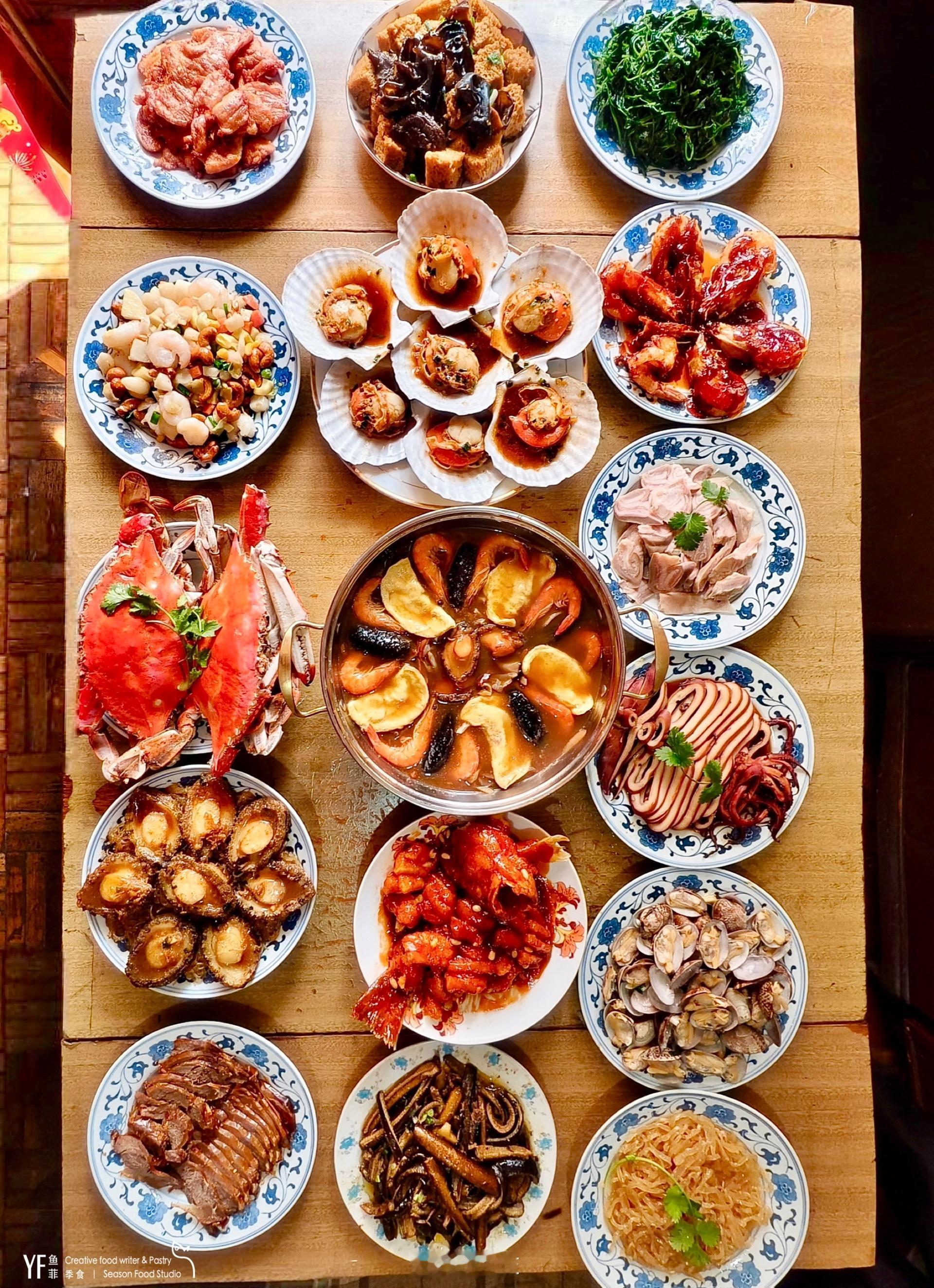 又一年年夜饭，厨房里忙碌的快乐，满满一桌的菜，浓浓年味。 可以帮我做一张图五的卡