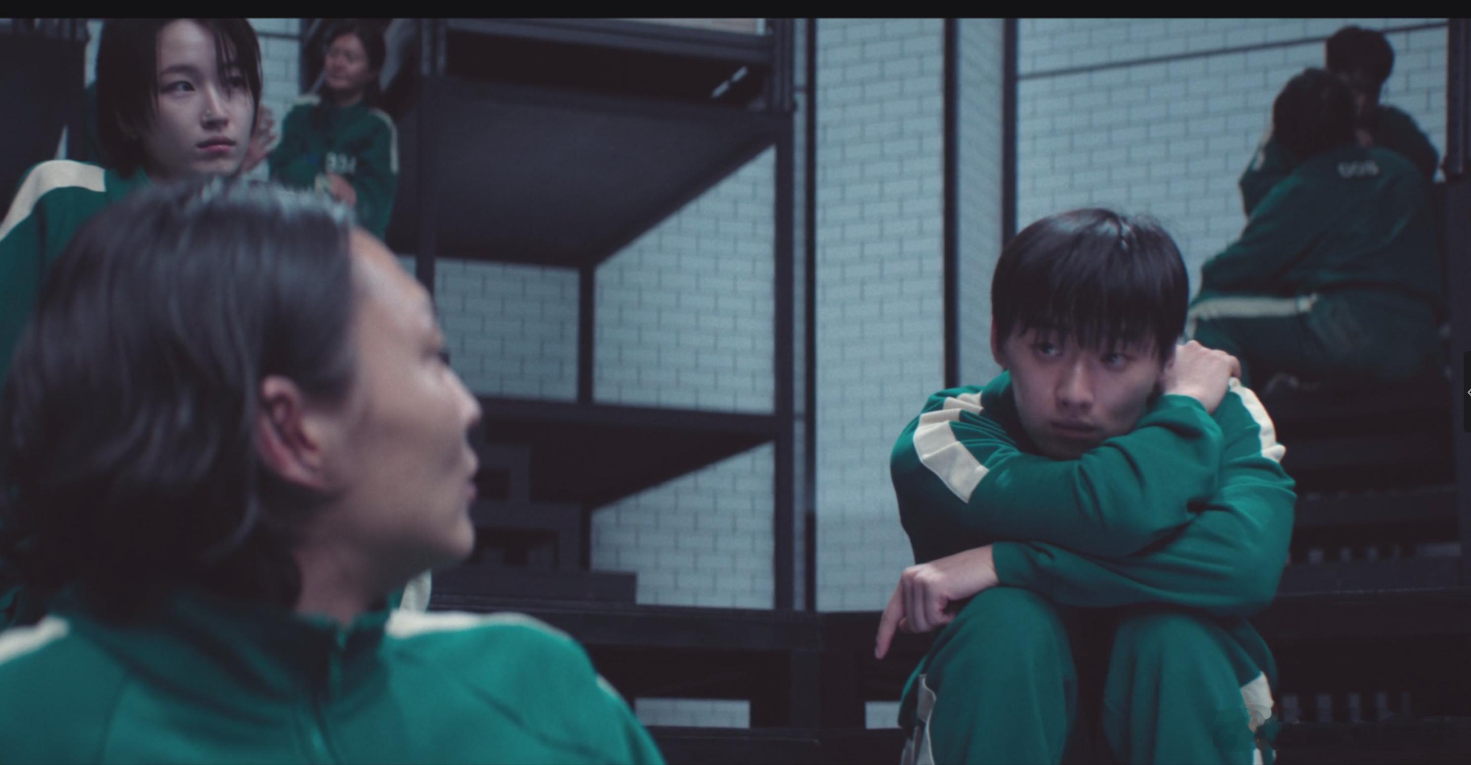 图一左上，我差点以为20年前的萧亚轩穿越去演“鱿鱼游戏2”了；图二，“萧亚轩”玩