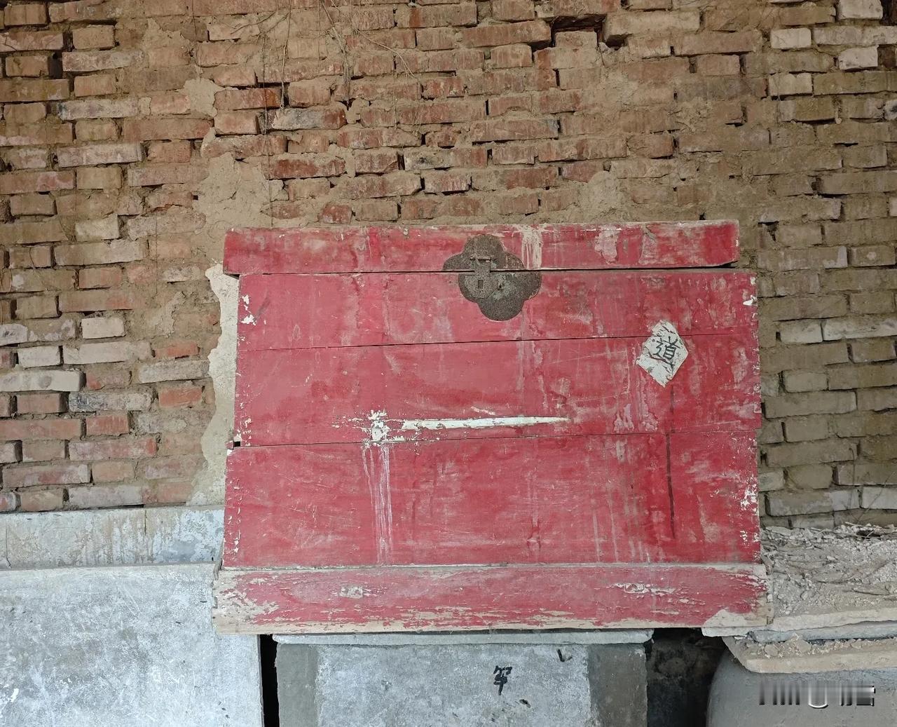 今年春节回老家，又见到那只老木箱。算算年头，竟快三十年了。

小时候过年，妈妈总