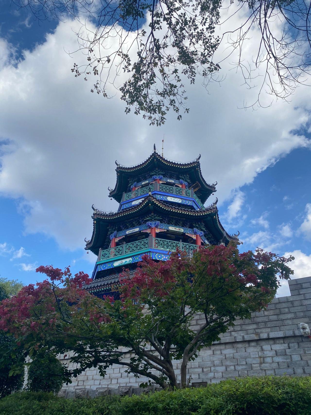 上联：登楼观海花熠熠，
下联：静坐听涛韵徐徐，
下联：临阁吟风竹萧萧。