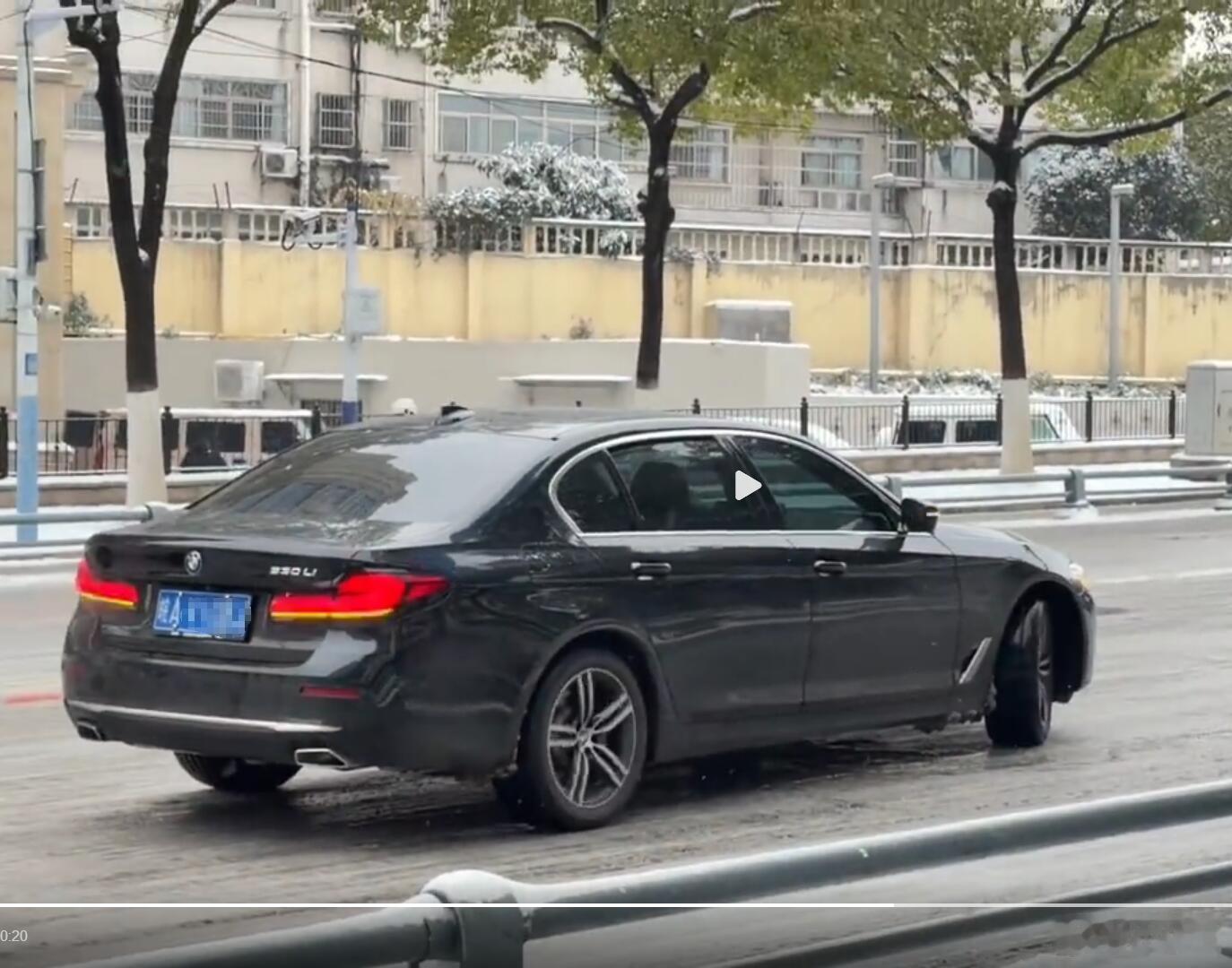 每年下雪的时候都会看到类似的段子，其实不止是宝马，绝大多数后驱车在结冰路面上都举
