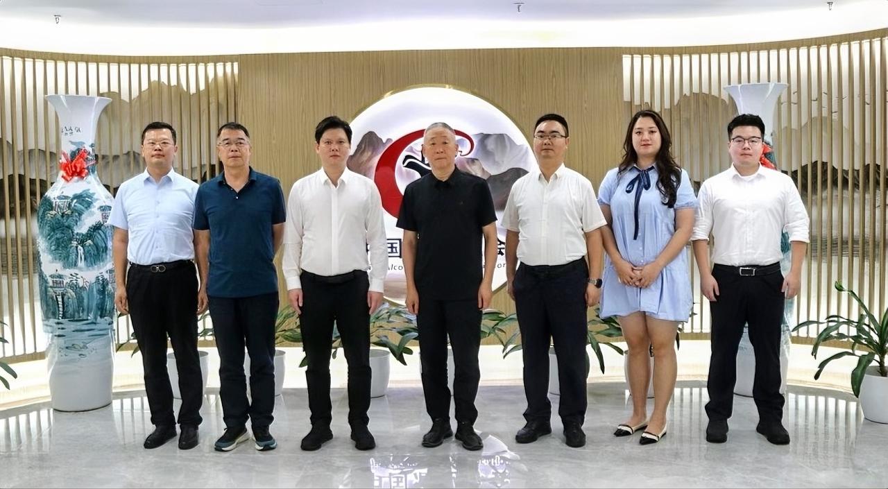 9月22日，五粮液股份公司副总经理，酒类销售公司董事长、总经理王源培一行到访中国