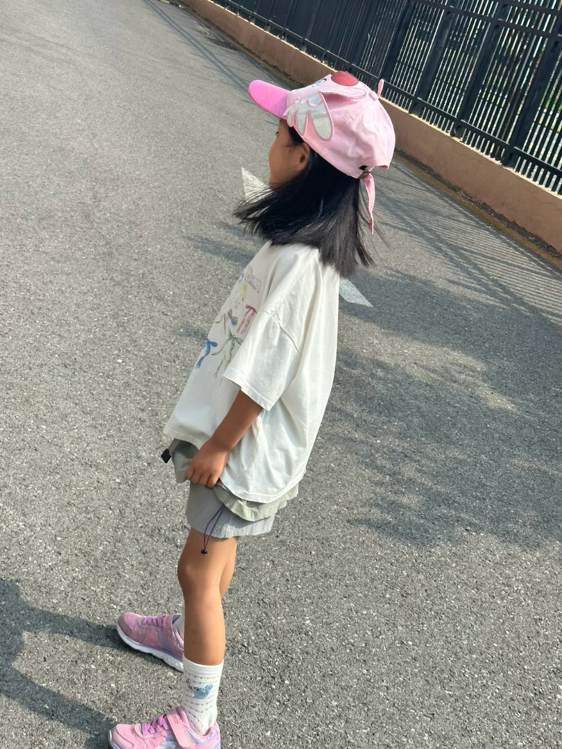 爸爸和哥哥去看蜘蛛侠了，妹妹不敢看那个，我俩来图书馆还书 