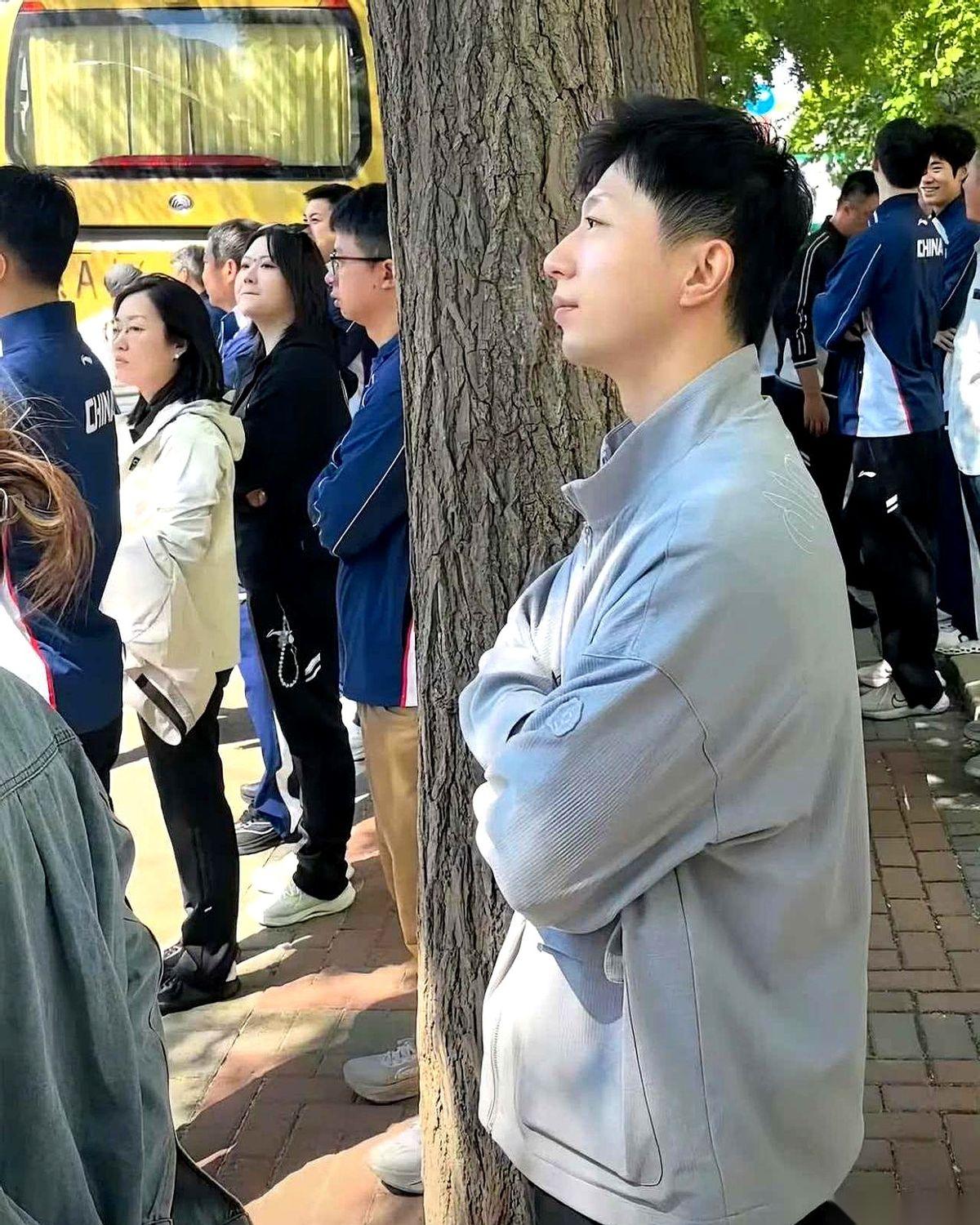 马龙站在大巴车下的那张照片，让不少人心里咯噔一下。
以前，他是坐在车窗边上的那个