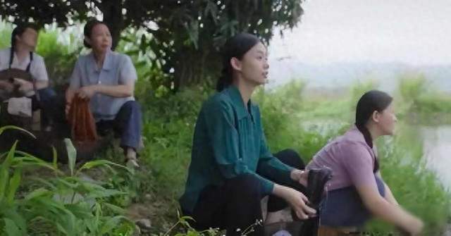 处女作拿下20亿票房，国庆当天人民日报又给足排面，22岁的她凭啥