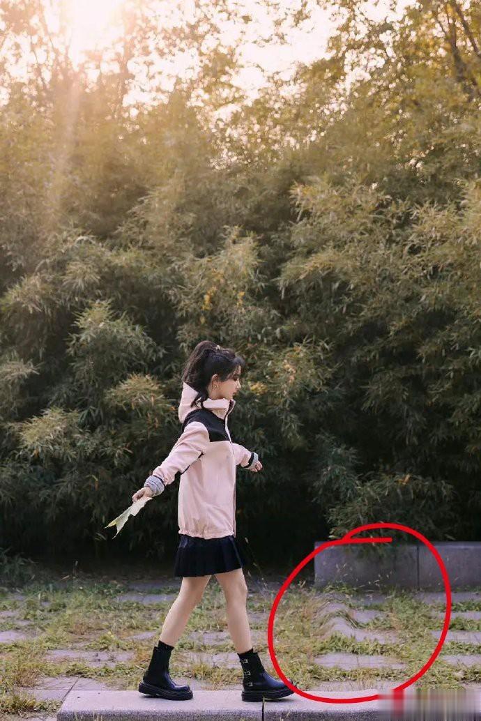 这个地砖离人那么远，是怎么p的，能把地砖p歪了？[允悲]  ​​​