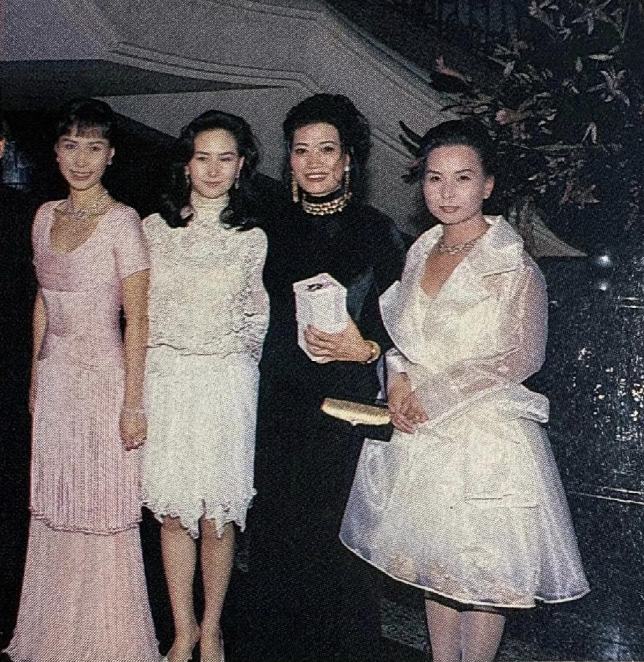 1993年，何超琼和三妹何超蕸及来宾在二妹何超凤婚宴上的合影。
当时的何超琼31