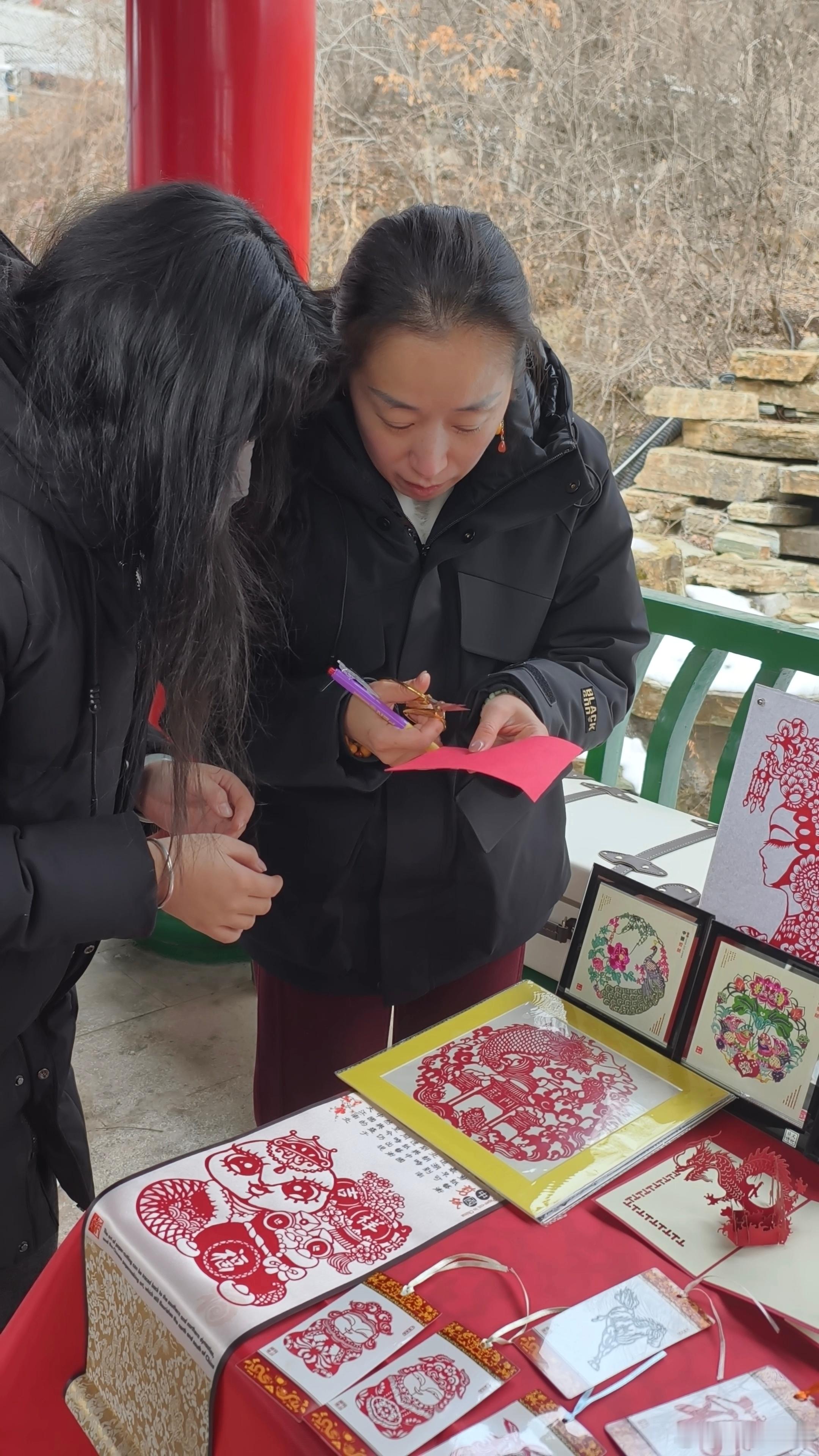 中国年轻人的情人节，从来都不止鲜花与告白。 来辽宁铁刹山，赴一场中式浪漫的祈福之