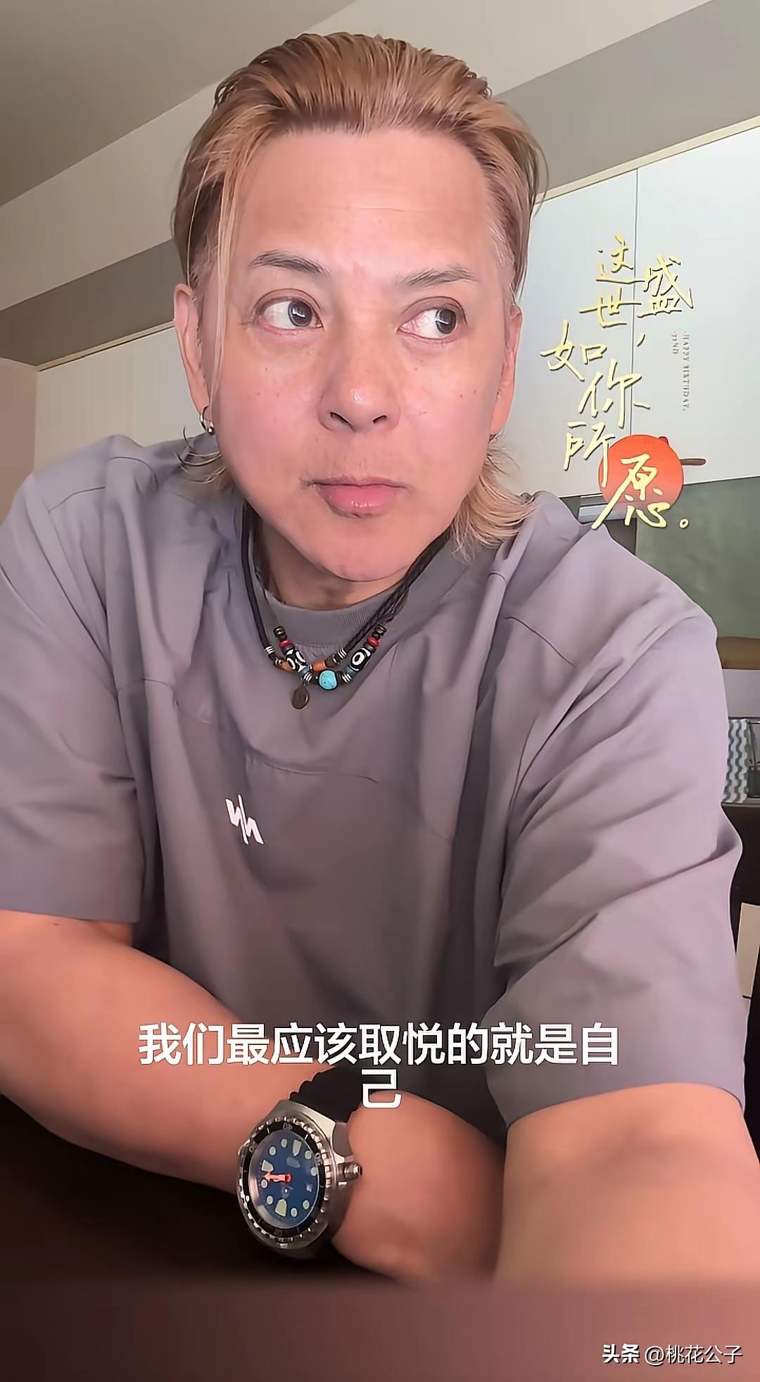 怎么样
还能认出他是谁吗？
时光荏苒，这么多年已然过去
如今他已鲜少出现在公众视