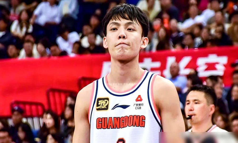 徐杰刚因伤落选男篮大名单，转头就提前结束假期归队训练。
崴脚旧伤反复，被杜锋、