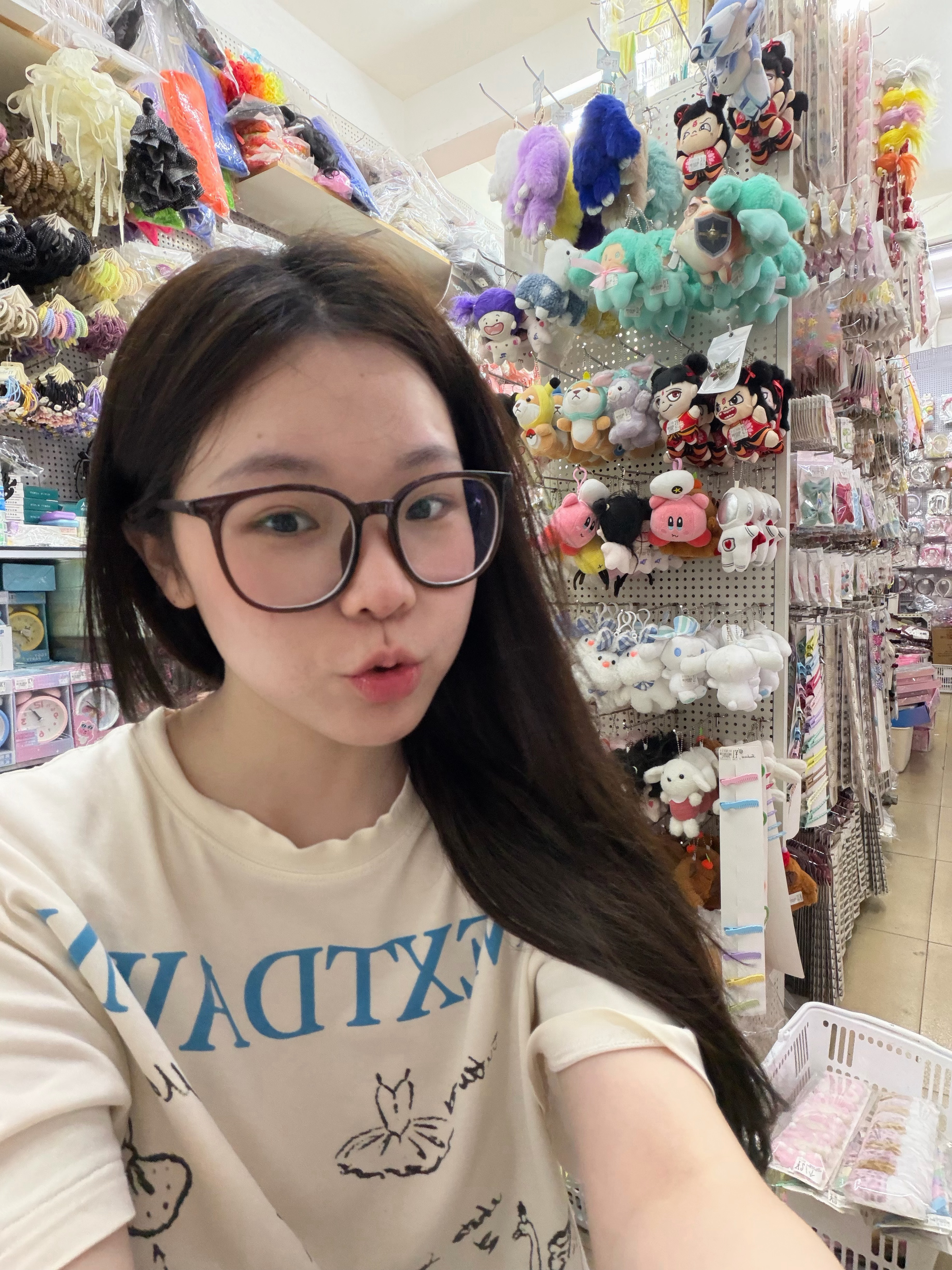 和我妈来给小卖部进货了，我夹了一堆私货带走。🤪九月初回南京前我要挑十个幸运宝宝