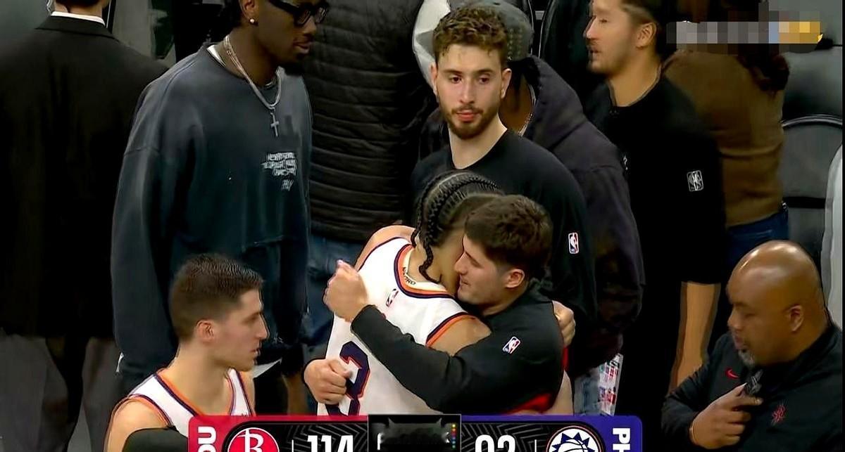 输了32分！
赛后狄龙和前队友一一拥抱，笑得比谁都开心，完全不像刚被火箭打爆的样