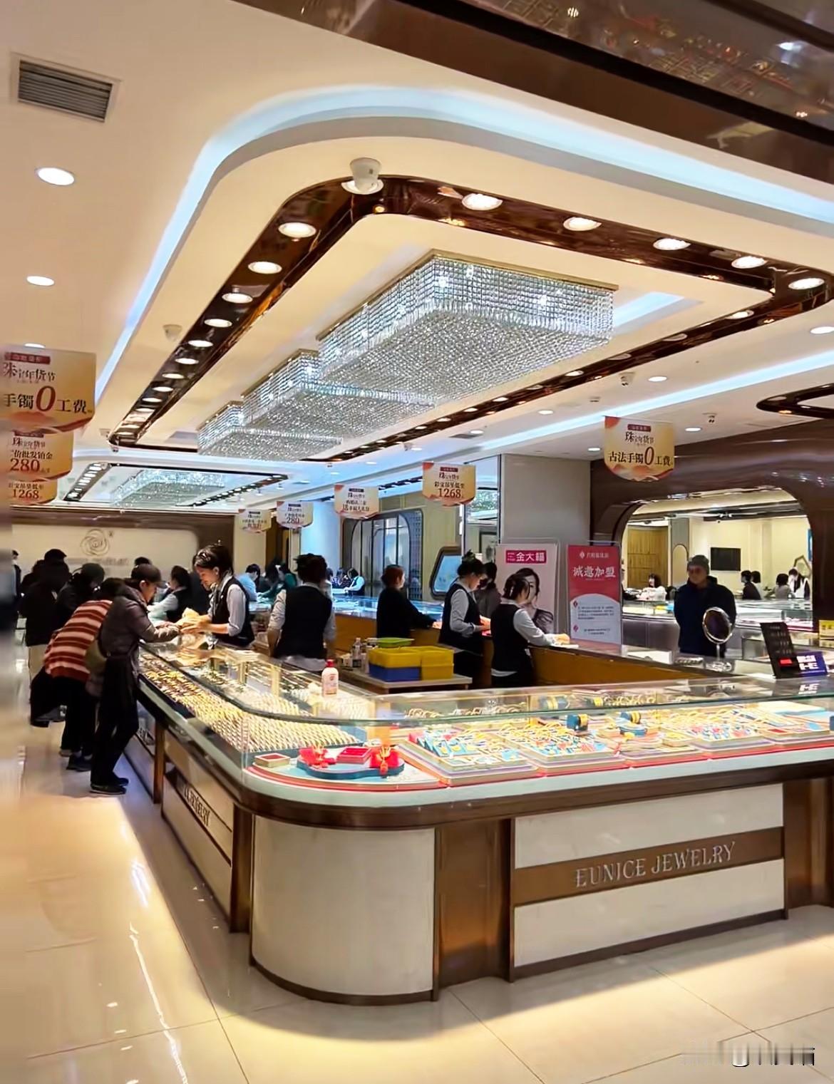 实体金店彻底傻眼了！
现在不光城里人，
连农村的大叔大妈都奔着银行去
抢黄金，我