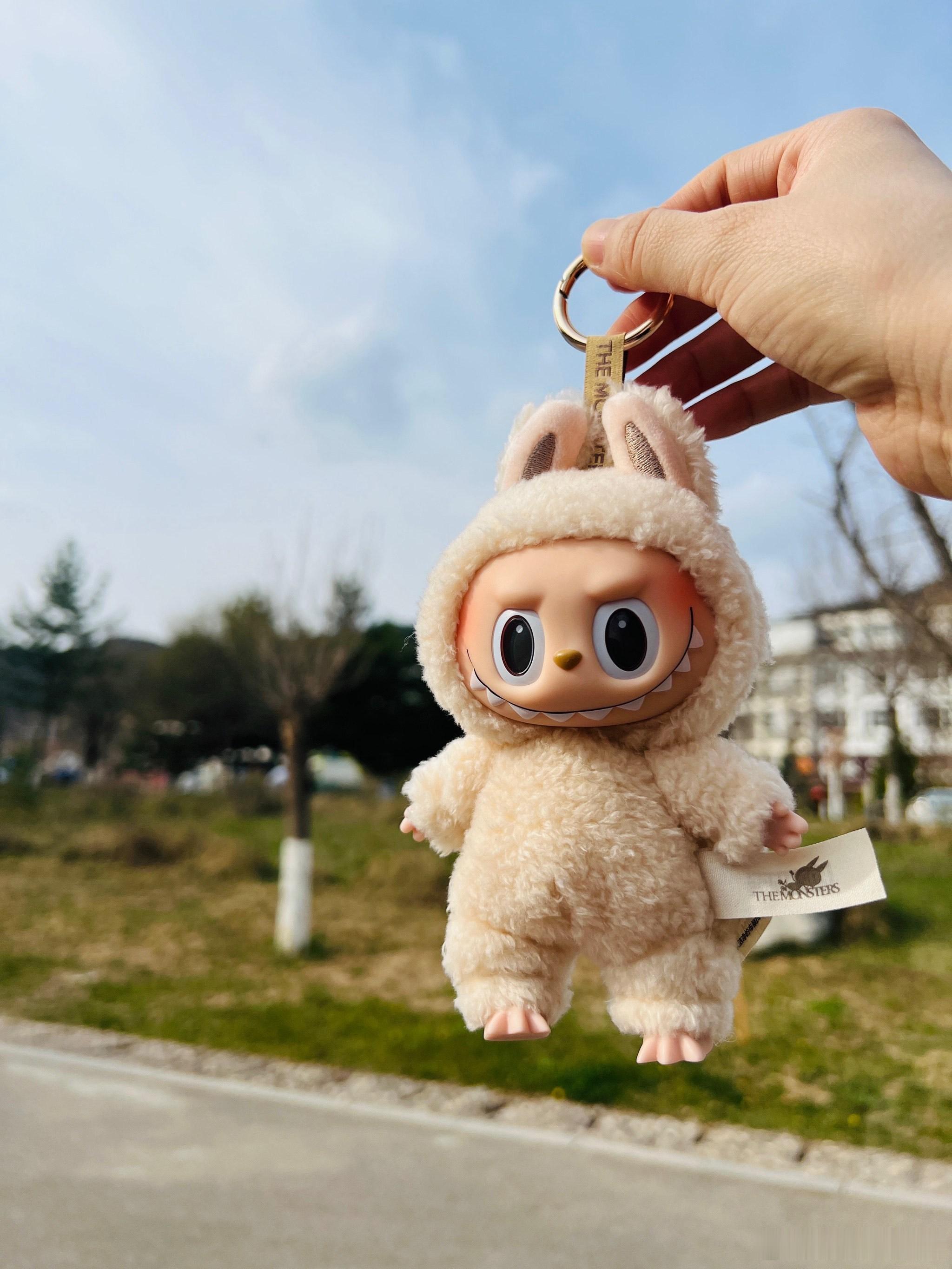 LABUBU黄牛价格近乎腰斩 这次崩盘直接原因是泡泡玛特6月18日突然全球大补货