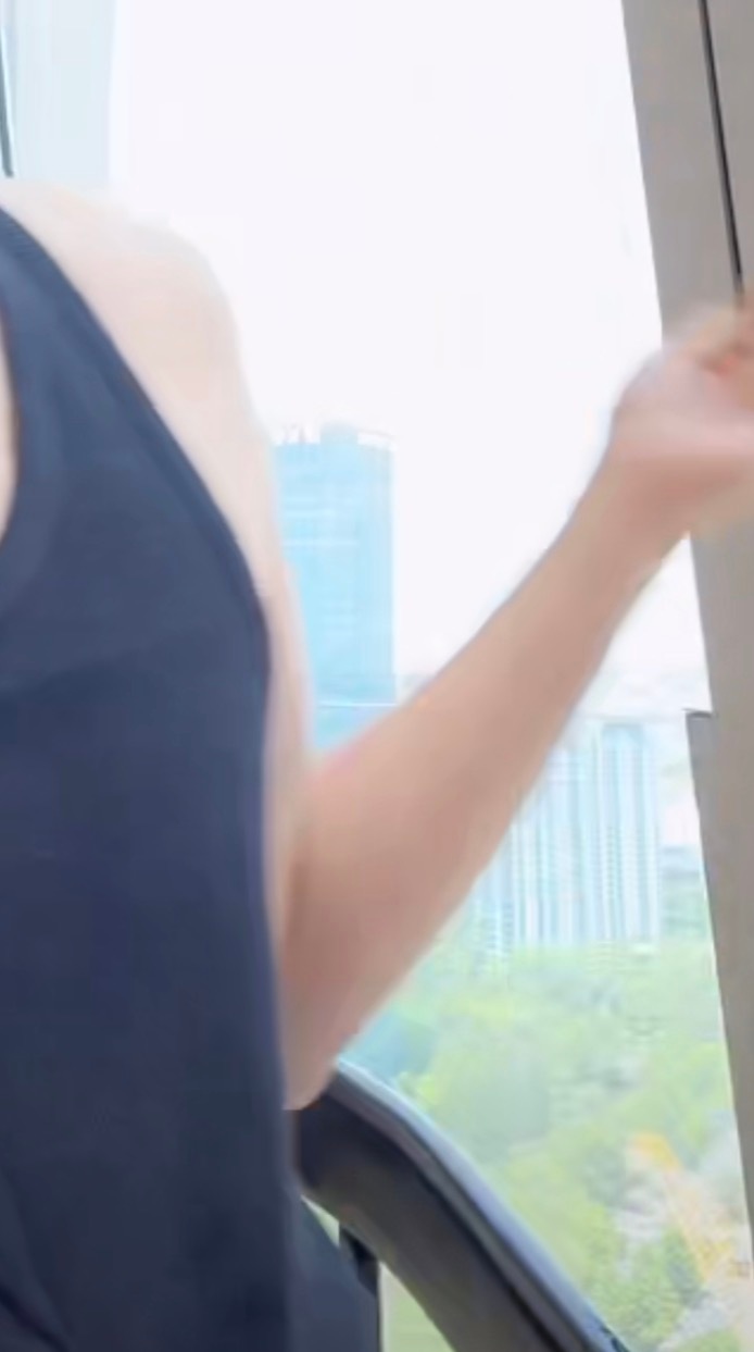 像小姑娘的手腕和手臂 