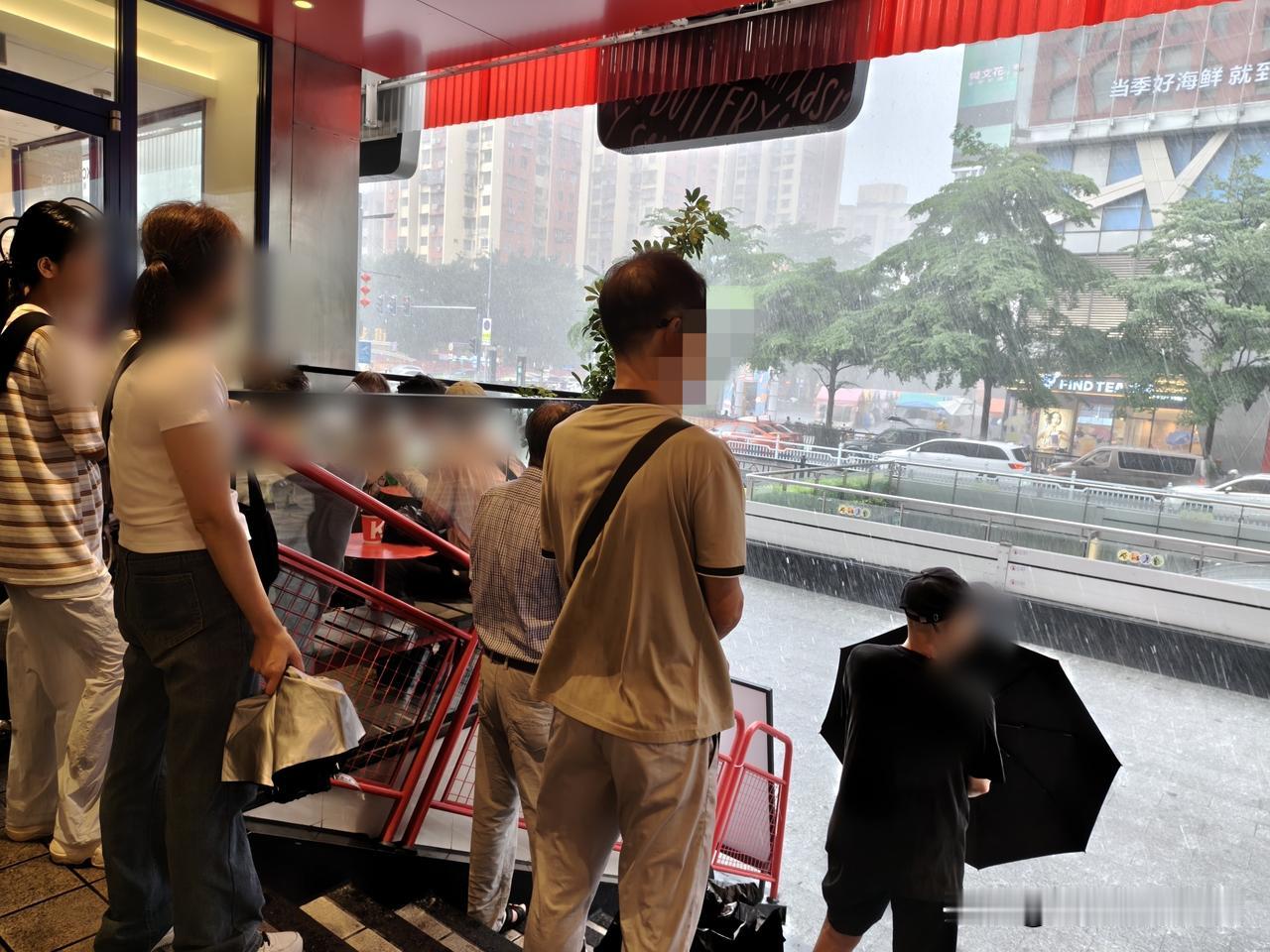 近期经常下雨菜价升
        早上9点多出门到地铁口的肯德基吃个特价汉堡包