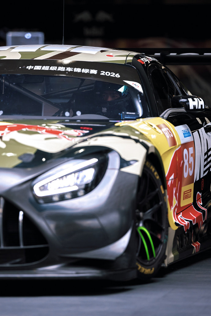 王一博85号赛前的两种状态 王一博稳控方寸    王一博稳控方寸，王一博85号赛