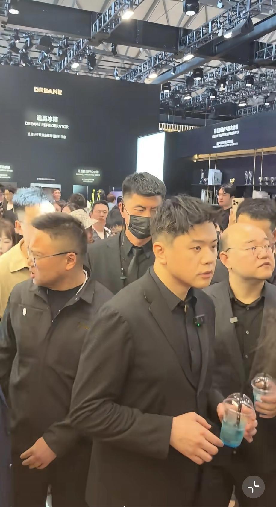 追觅老板俞浩火了，上海参展身后跟着一大堆人，而他则手里捧着一杯蓝色奶茶！

3月