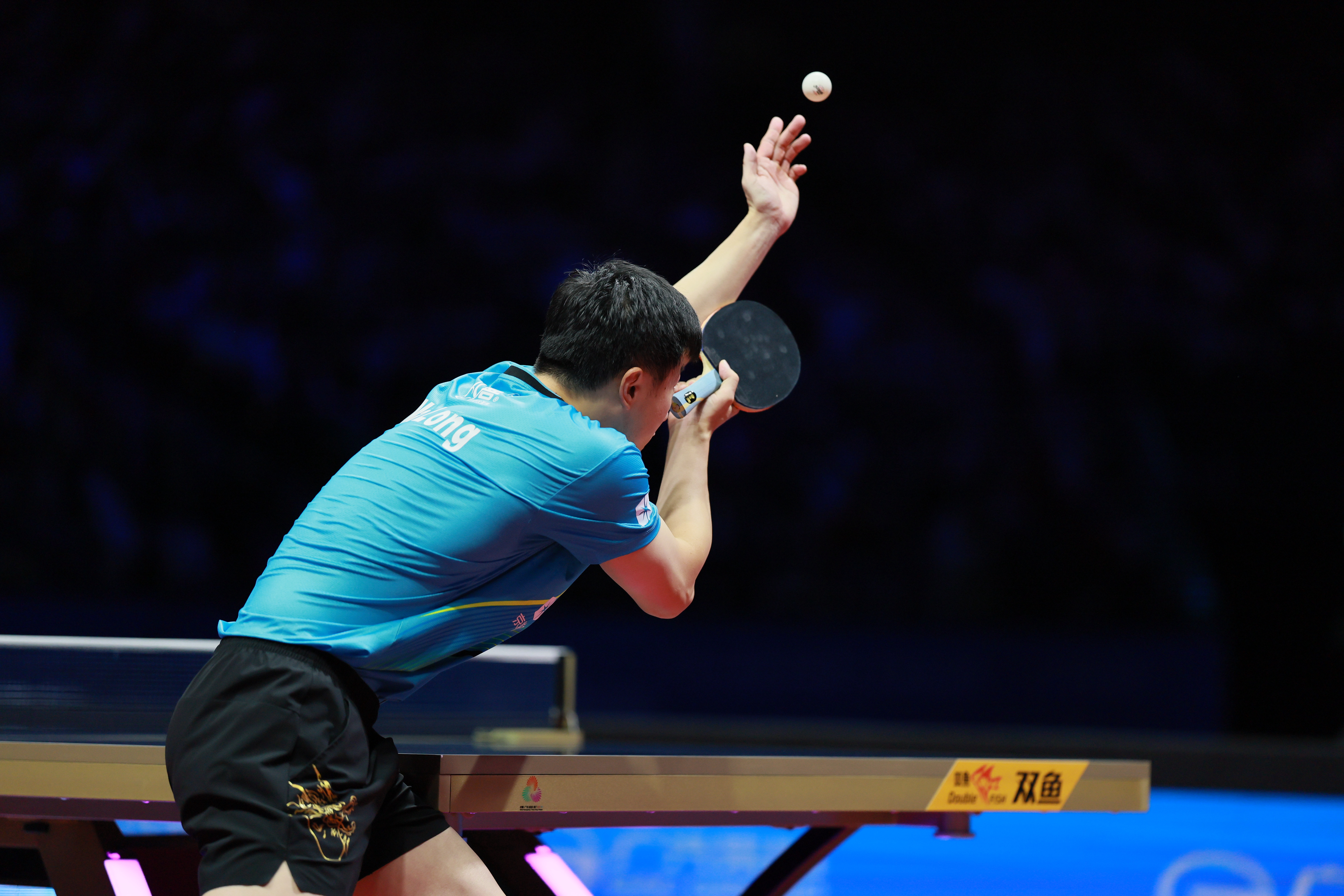 中体抓拍到了马龙率先举起大湾鸡这一幕