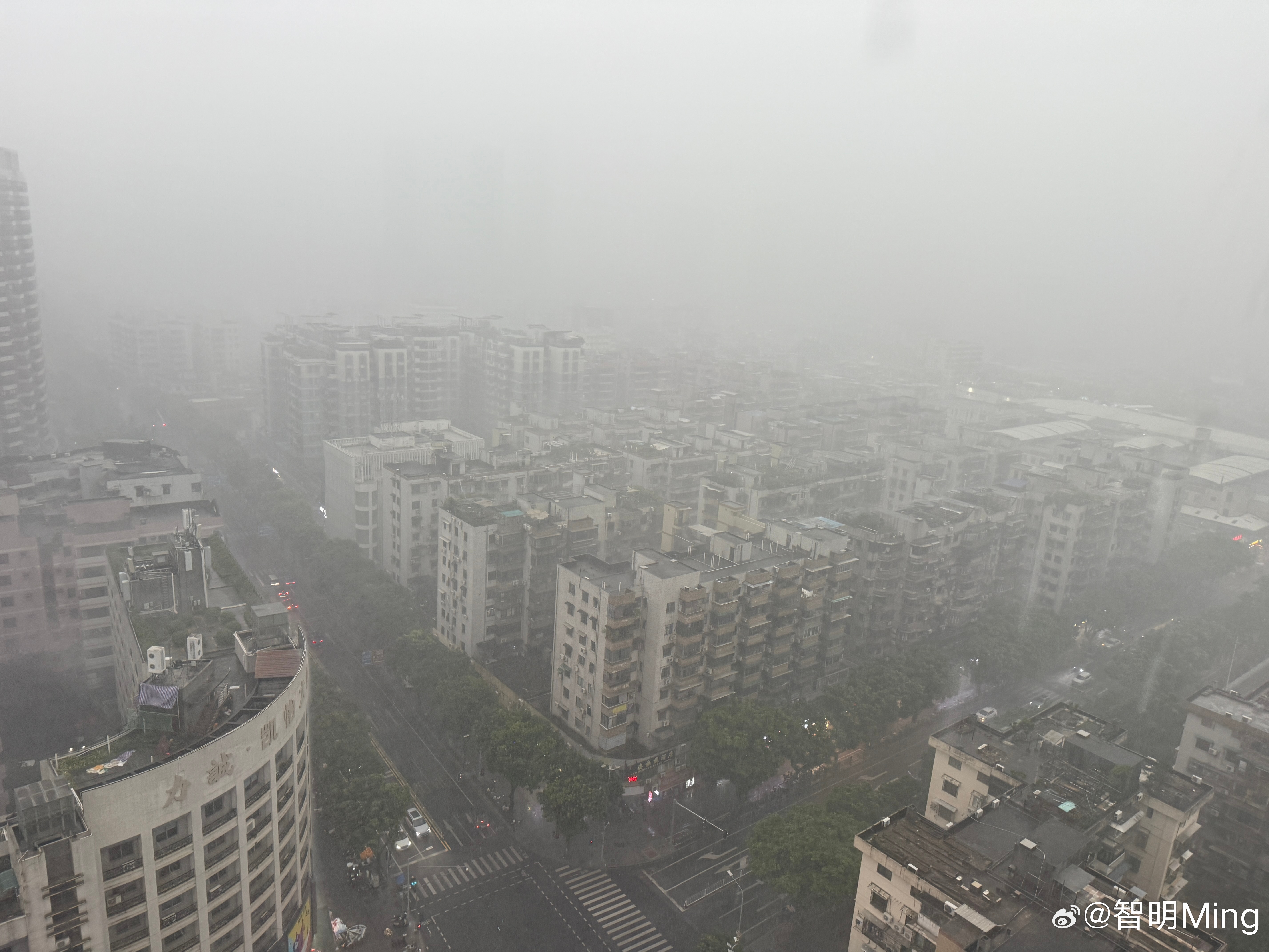 广州天气下班时间才来下大雨，这场雨真的名副其实是“牛马雨”。一场大雨过后又是到处
