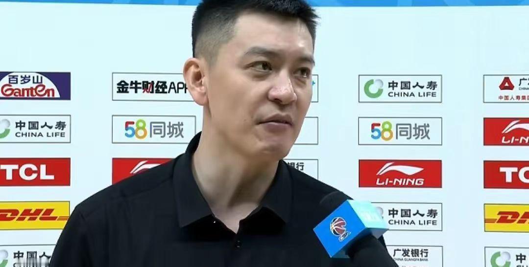 冷静，杨鸣看穿了杜锋的烟雾弹！
广东华南虎男篮主帅杜锋真的聪明，真的会演。辽粤半