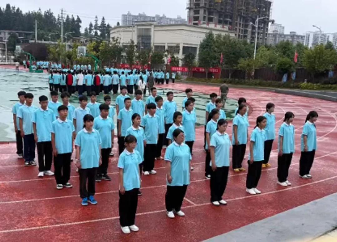 这是高中生？
新生军训，孩子们站成队列，整体氛围不那么美好。
孩子的体态很一致:
