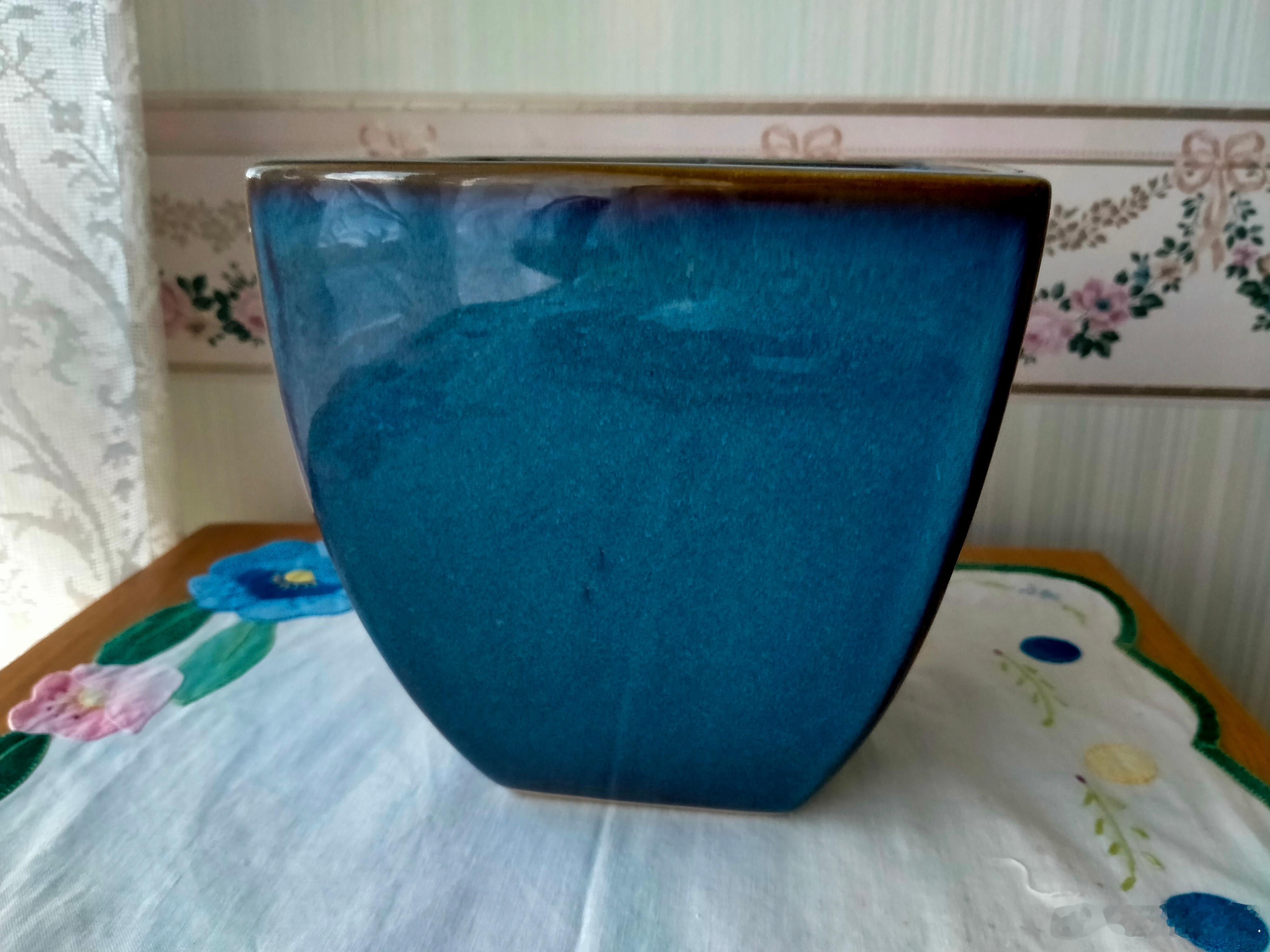 每周鉴赏收藏精品之北宋钧窑蓝釉方花盆        本件钧窑方花盆属于乳浊釉了，