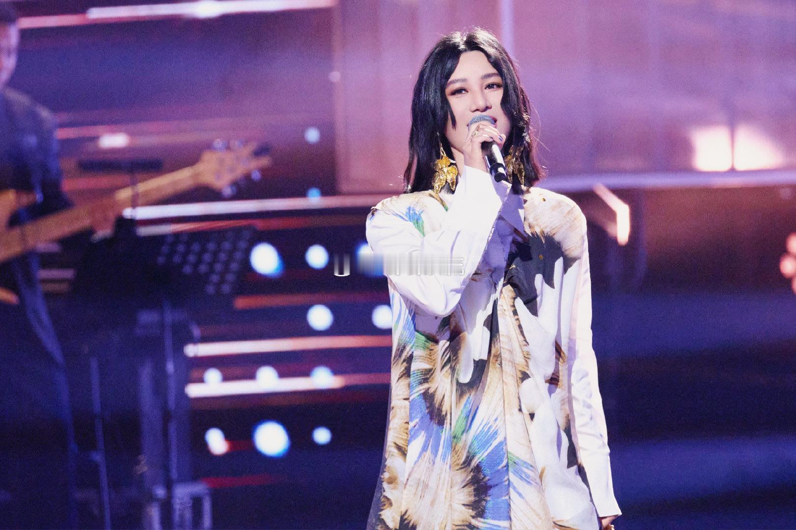 尚雯婕说蒋敦豪私下憨憨的 舞台上是发光发热的摇滚唱将，拿起吉他就自带高光，歌声里