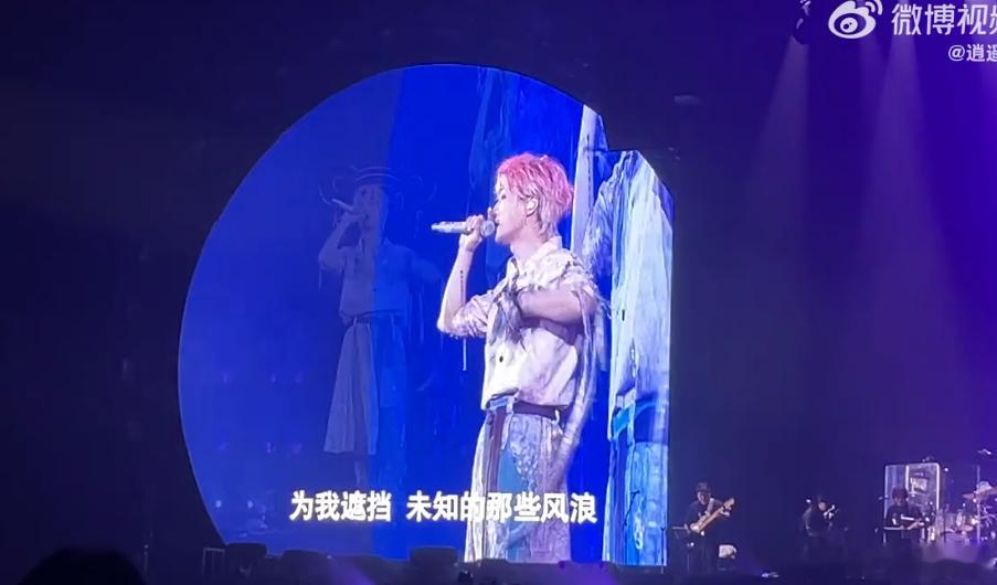 陆虎演唱会唱不完美小孩在陆虎演唱会被宠成小朋友天津灯光如星河般洒下，陆虎用歌声编