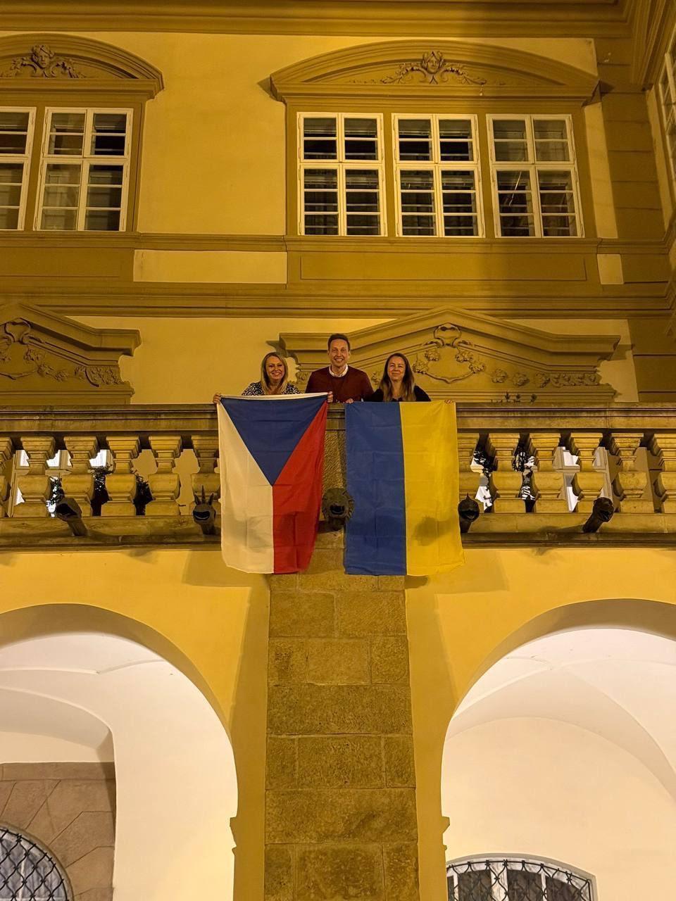 捷克议会爆发“旗帜大战”：新任捷克议长下令撤下乌克兰旗几小时后，三面旗帜重新从窗