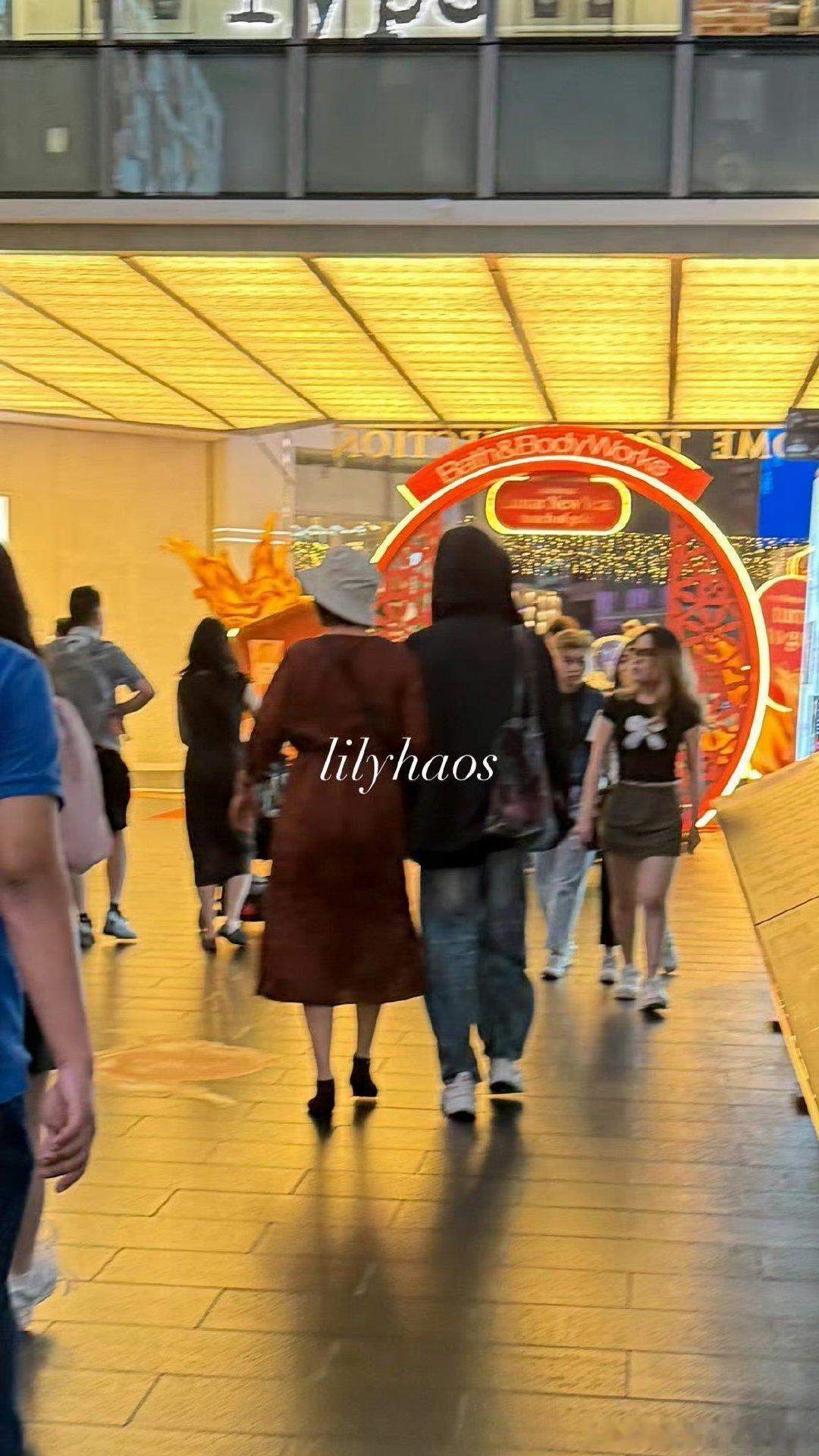 偶遇章昊和妈妈吉隆坡逛街偶遇章昊和妈妈吉隆坡逛街 