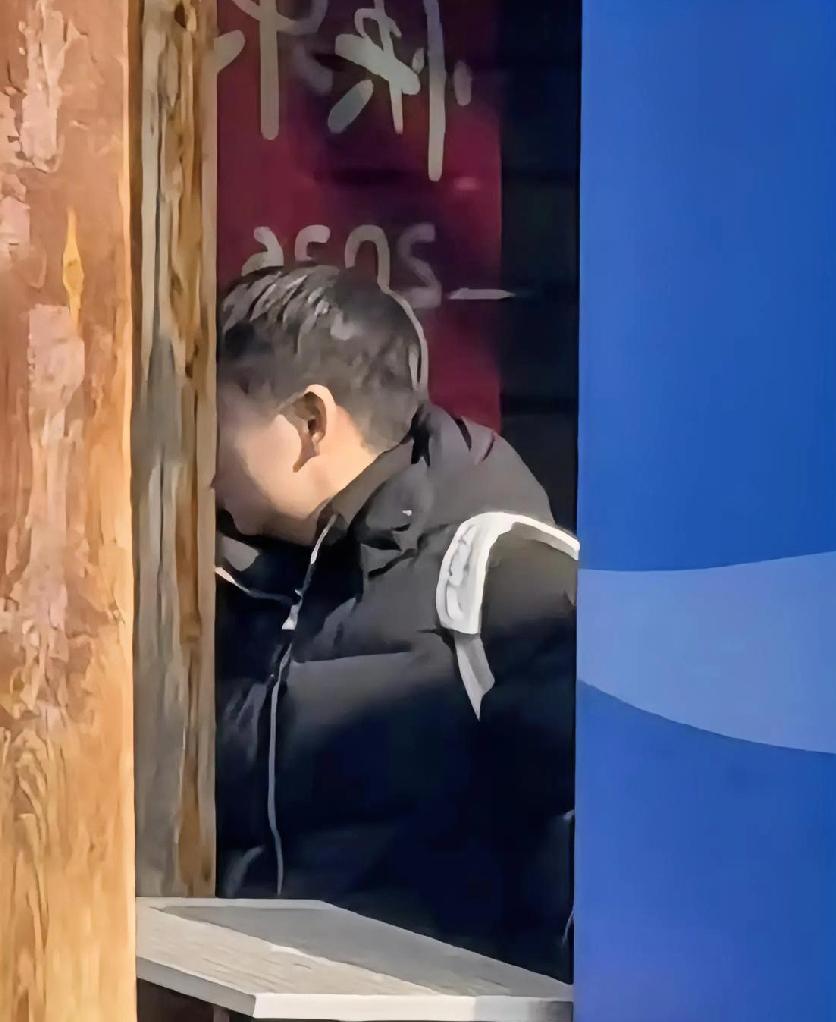 莎莎标志性的短发现身，
看来马上就要出发亚洲杯了。

莎莎每天都是黑色羽绒服，