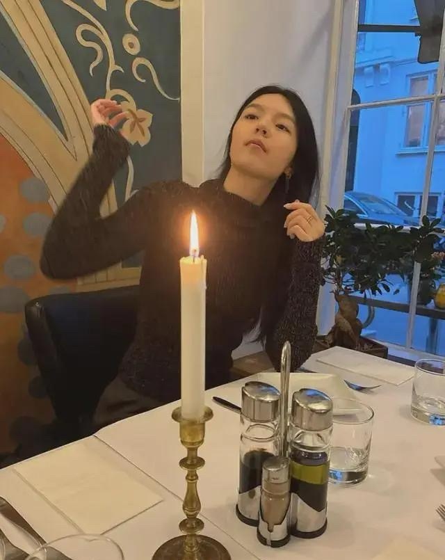 李咏23岁女儿秀恩爱！晒约会照吃烛光晚餐，男方气质儒雅像李咏 ​​​