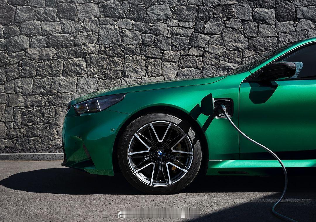 第七代 BMW M5（G90）也正式发布了M5也初次使用了插电式混动技术电机集成