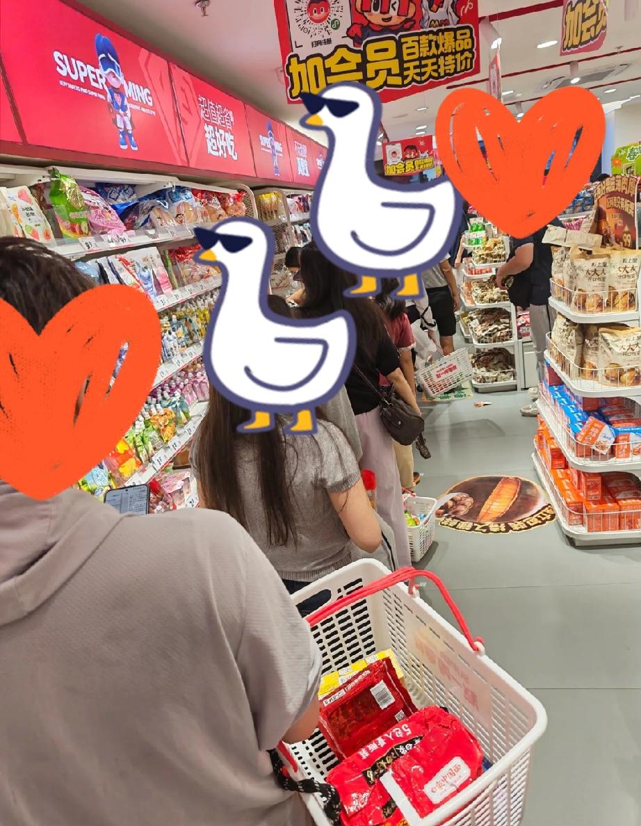 赵一鸣零食铺子里的东西到底便不便宜啊，我上班回家路过的那条街又开了一家零食铺子，