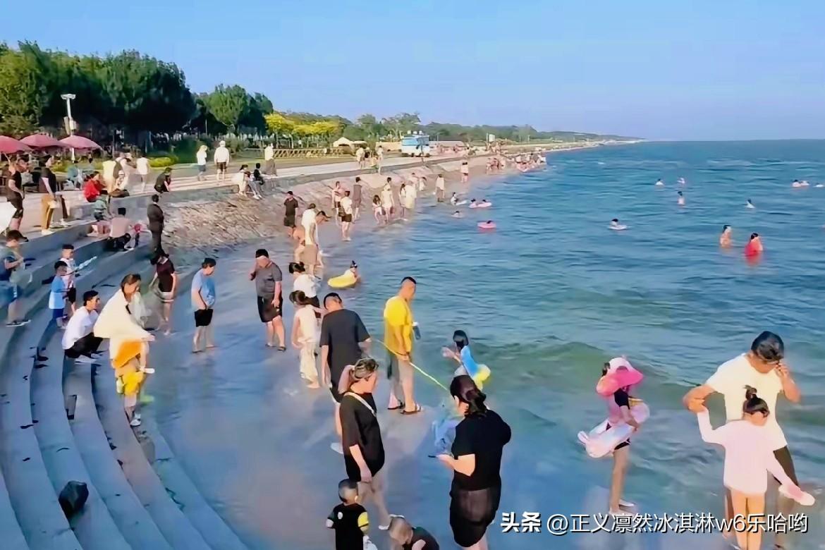 天津好玩的海滩不少。首推东疆湾沙滩，它是北方最大的人造沙滩，坐地铁9号线就能到，