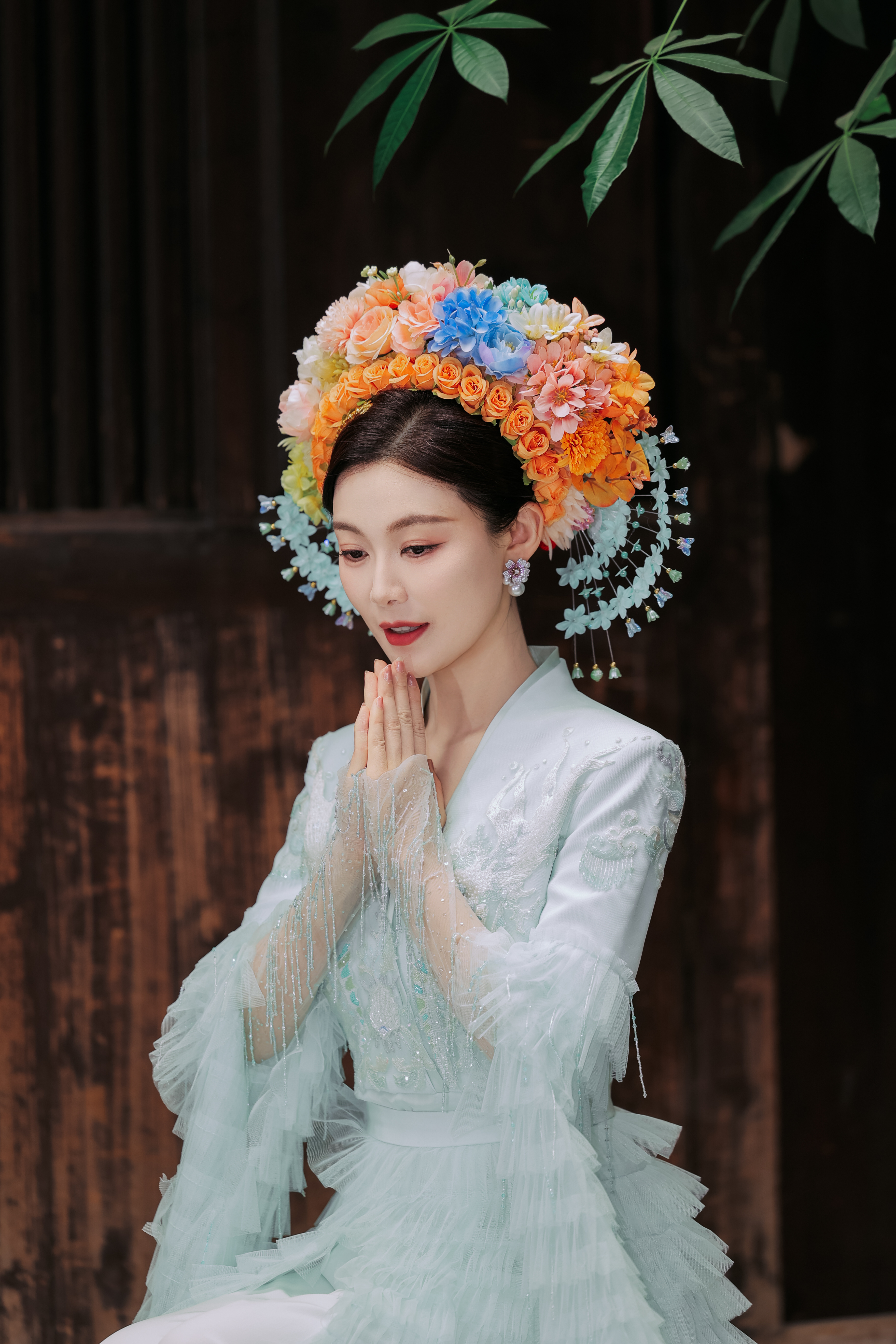 常思思把非遗戴到了头上！泉州簪花太绝了！在非遗传承人晴天姐姐的打造下，她头戴“流