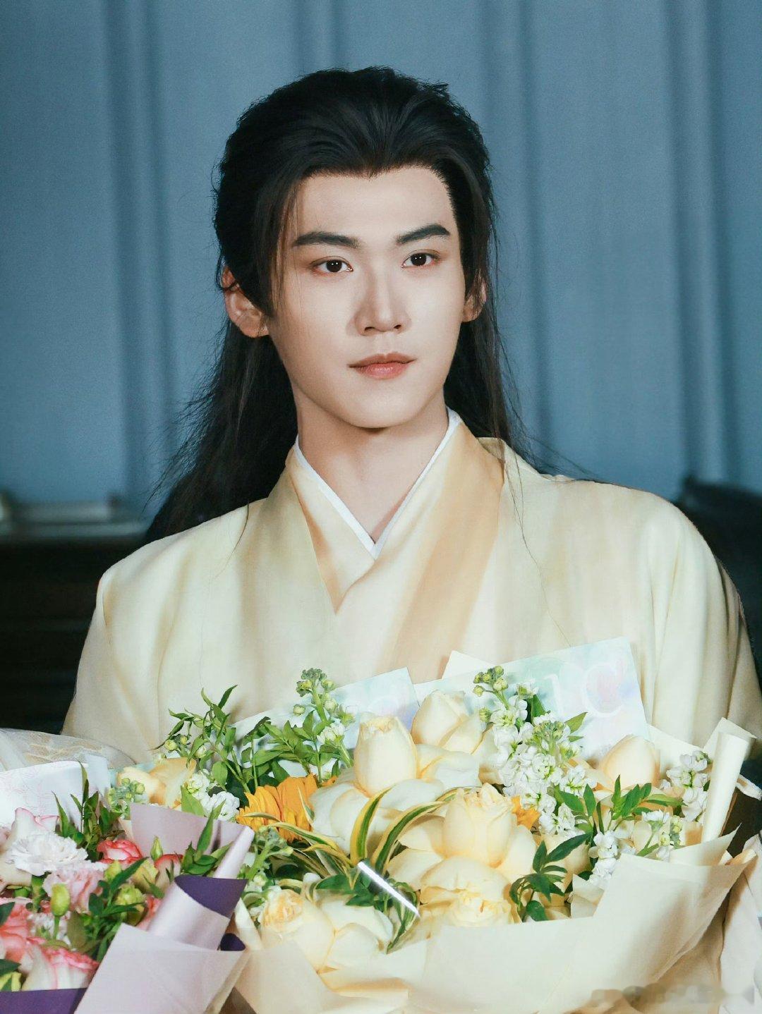 我放寒假就周柯宇这样周柯宇杀青后变身快乐小狗也太可爱了！跑着和粉丝拍手超有活人感